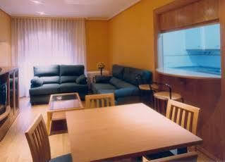 Apartamentos Turisticos Puerta De Leon Exterior photo